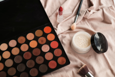 Step-by-step guide on how to remove makeup stains from clothes using household items and expert tips.