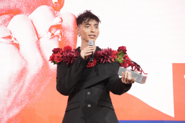 Close up of Felipe Pelaez receiving Bunte New Faces Award Style 2024