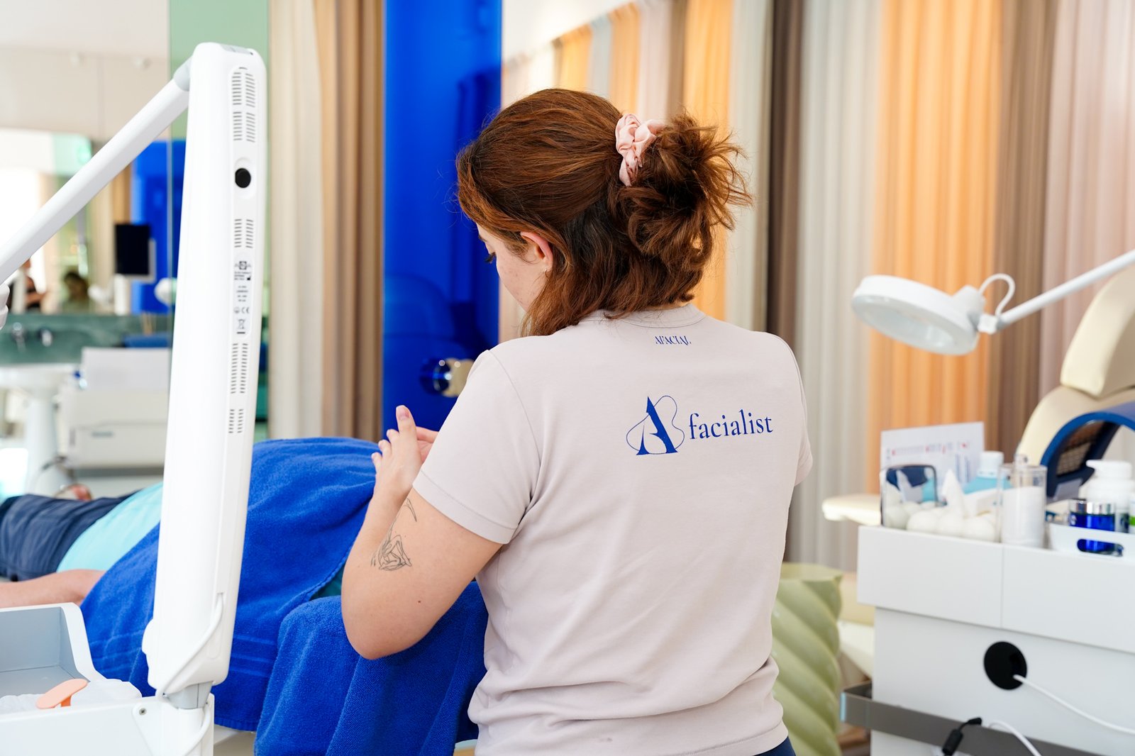 Afacial Skinbar’s expert performing a hydrating Juicy Skin facial