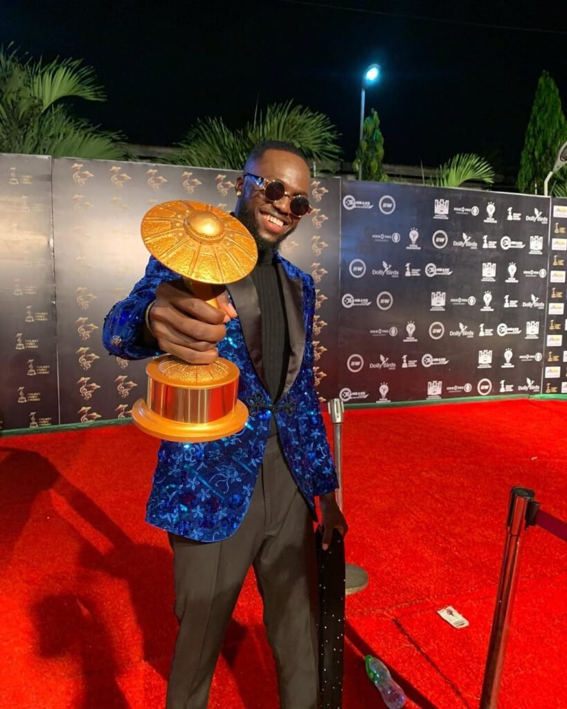 Legendary Suni Holding his award at @galaxymusicawards
