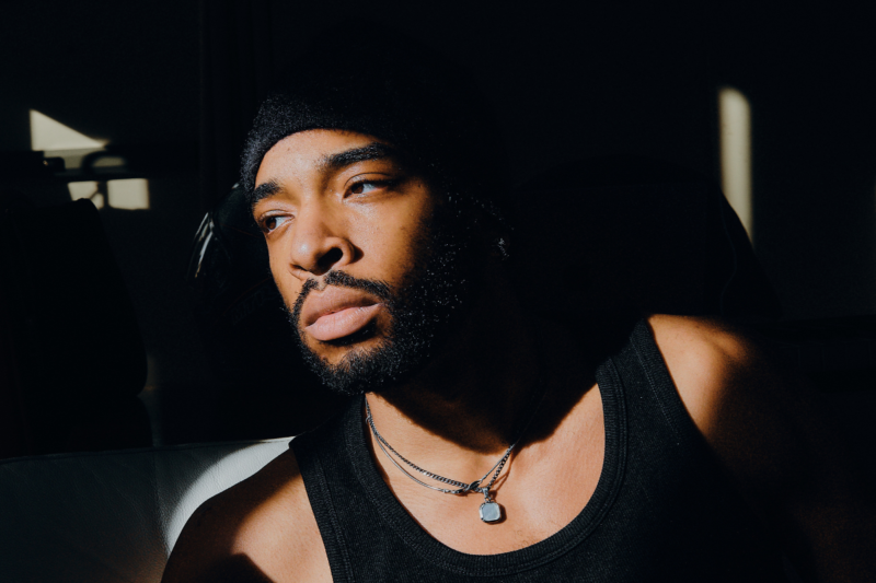 419C Igbo artist performing live in Vienna, blending R&B and cultural influences.
