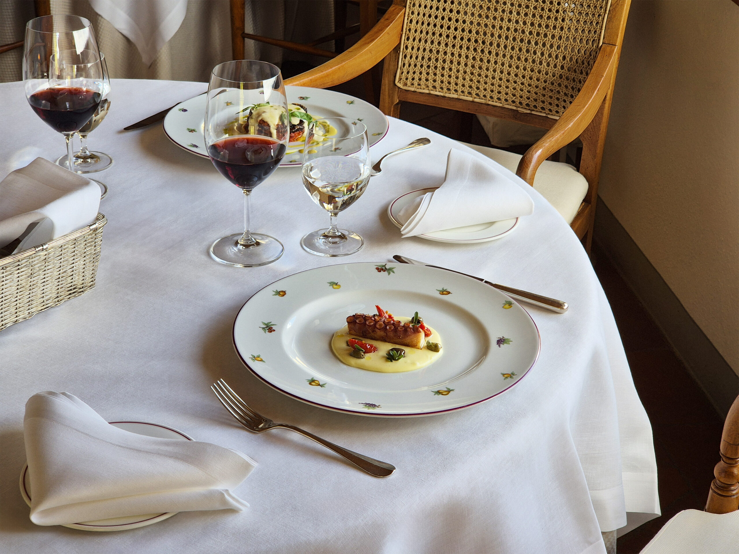 La Colonna restaurant at Hotel Le Fontanelle with panoramic views of the Tuscan hills in Chianti.